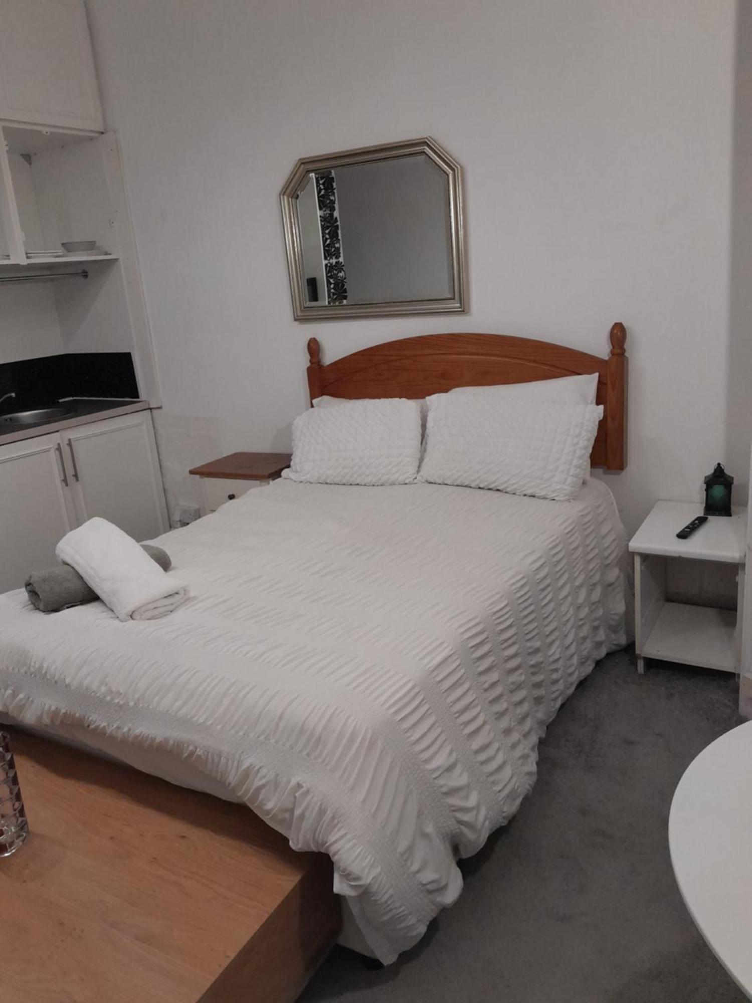Large Near Singleton Hospital Ensuite R6 Guest house *