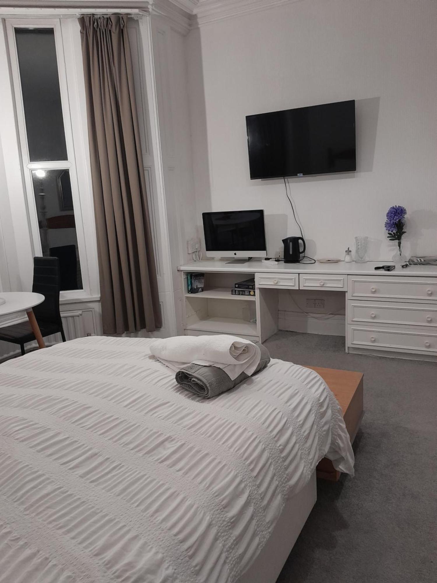 Large Near Singleton Hospital Ensuite R6 Guest house Swansea