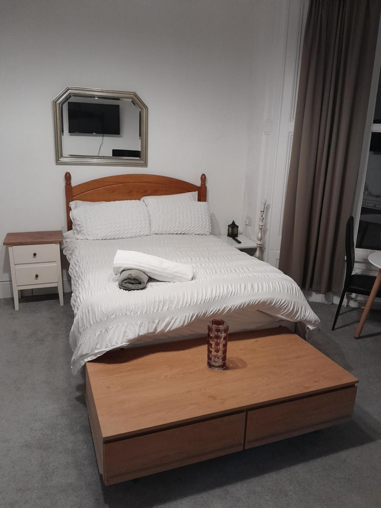Large Near Singleton Hospital Ensuite R6 Swansea