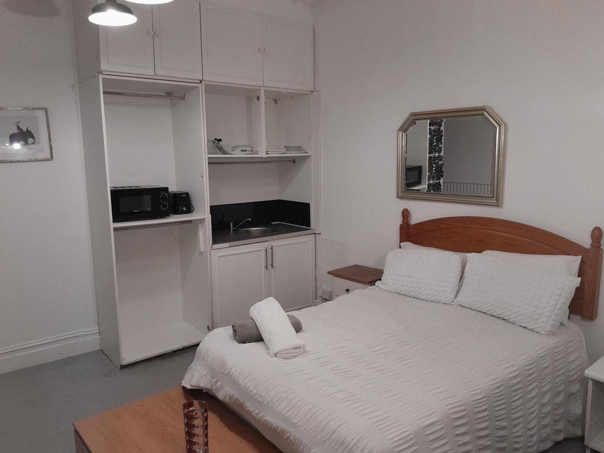 Large Near Singleton Hospital Ensuite R6 Guest house Swansea