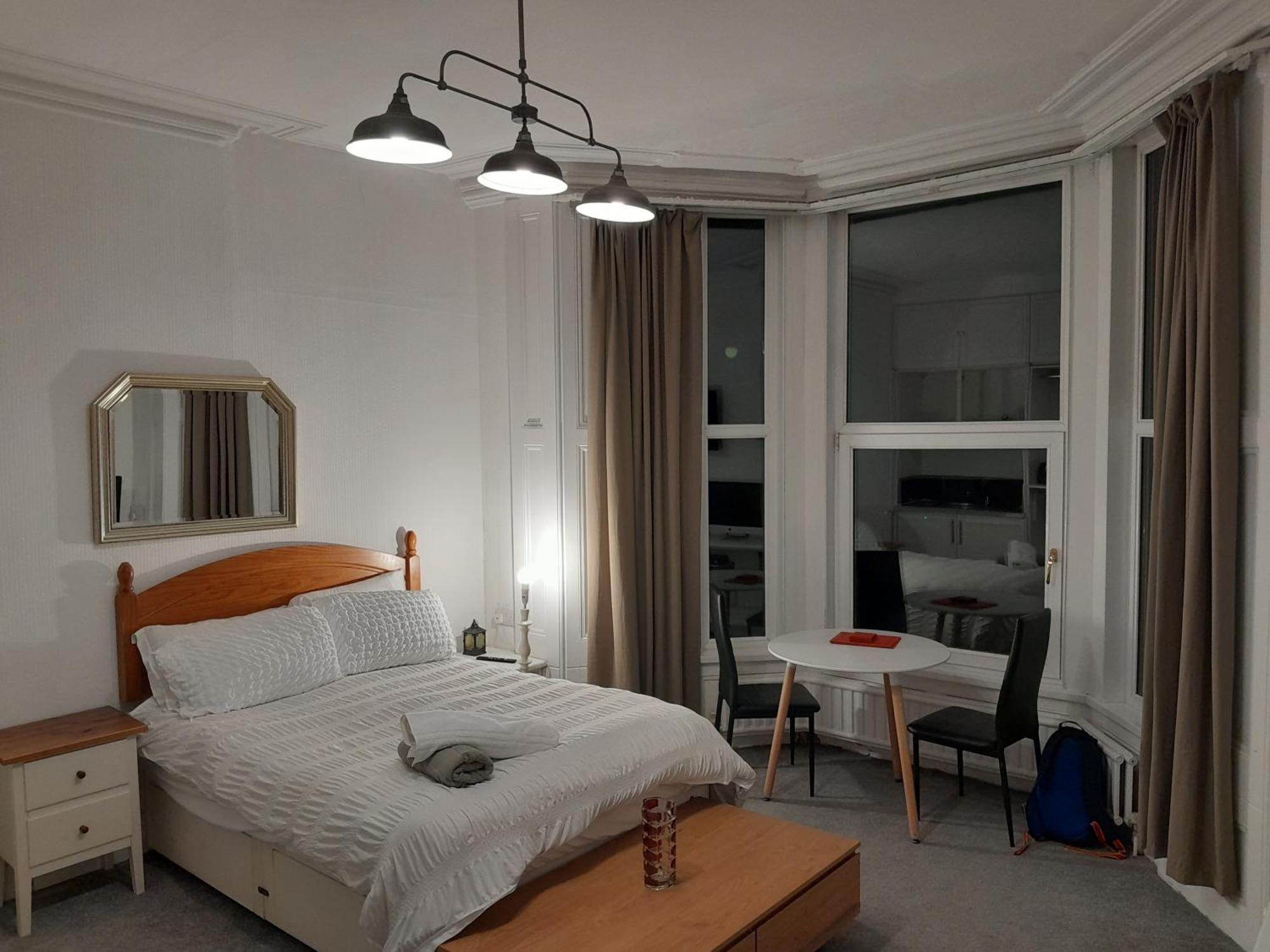 Large Near Singleton Hospital Ensuite R6 * Swansea