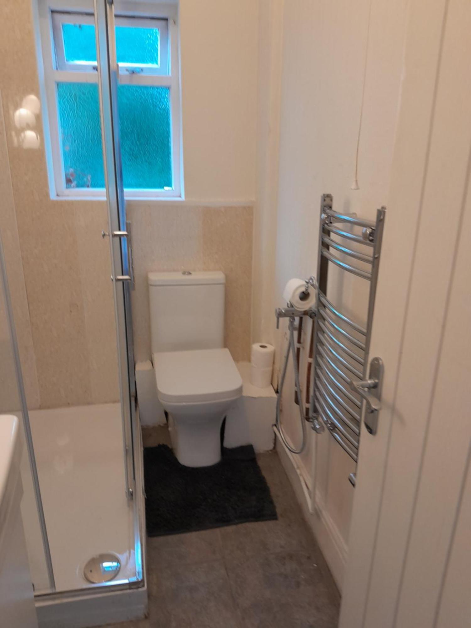 Large Near Singleton Hospital Ensuite R6 Guest house *
